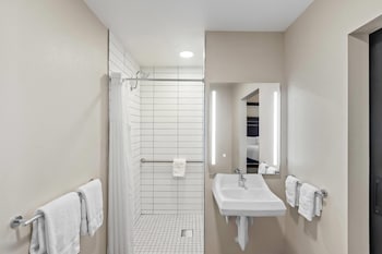 Room, 1 Queen Bed, Accessible, Non Smoking (Mobility/Hearing, Roll-In Shower)