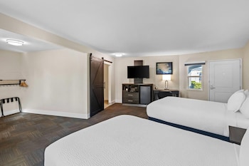 Room, 2 Double Beds, Accessible, Non Smoking (Mobility/Hearing, Tub w/Grab Bars)