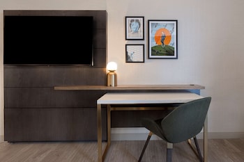 Studio Suite, 1 King Bed, Accessible (Roll-In Shower, Mobility/Hearing)