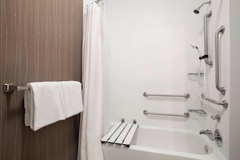 Room, 2 Queen Beds, Accessible Bathtub