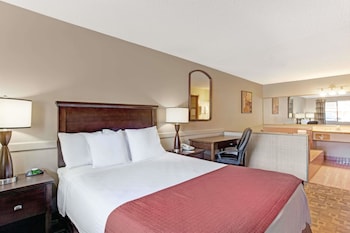 Deluxe Room, 1 Queen Bed, Smoking, Jetted Tub