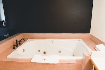 Deluxe Room, 1 Queen Bed, Smoking, Jetted Tub