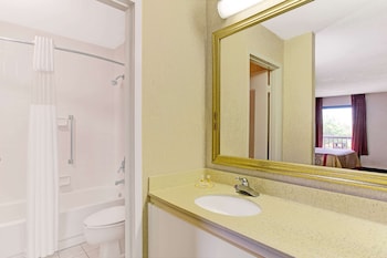 Standard Room, 1 Queen Bed, Accessible