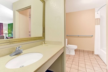 Standard Room, 1 Queen Bed, Accessible
