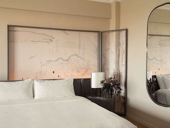 Studio Suite, 1 King Bed, Accessible, Park View (Panoramic, with Tub Shower)