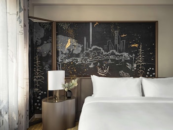 Room, 1 King Bed, Accessible, City View (with Roll-in Shower)