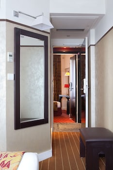 Family Room, 2 Bedrooms, 2 Bathrooms