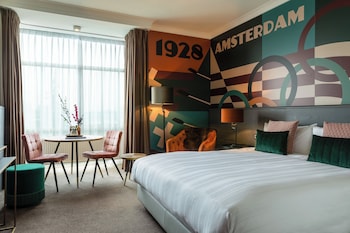 Deluxe Room, 1 King Bed, Canal View
