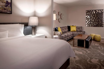 Executive Room, 1 Double Bed, Corner (Mobility/Hearing Accessible, Tub)