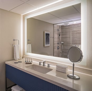 Executive Room, 1 Double Bed, Corner (Mobility Accessible, Tub)