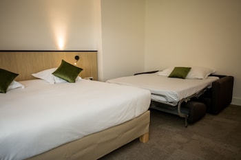 Family Room, Multiple Beds, Non Smoking, Bathtub (Third bed is Single Bed)