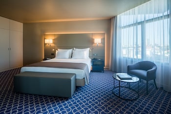 Deluxe Panoramic Suite