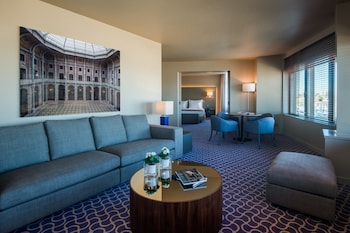 Deluxe Panoramic Suite
