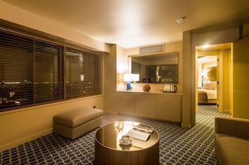 Deluxe Panoramic Suite