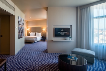 Deluxe Panoramic Suite