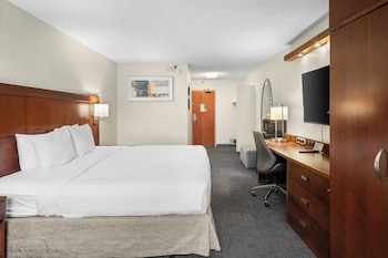 Deluxe Room, 1 King Bed, Non Smoking, Pool View