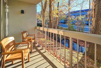 Room, 2 Queen Beds, Balcony (Creek View)
