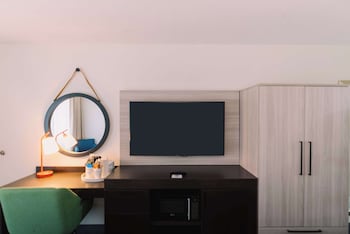 Room, 1 King Bed, Fireplace (Creek View)