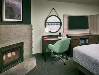 Room, 1 King Bed, Fireplace (Creek View)