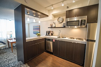 Deluxe One Bedroom Suite, Full Kitchen