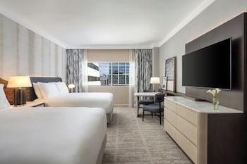 Junior Suite, 2 Queen Beds, Hearing Accessible (Grand, Mobility, Roll-in Shower)