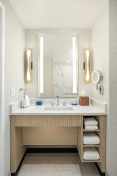 Deluxe Room, 1 King Bed, Hearing Accessible, Bathtub (Mobility)