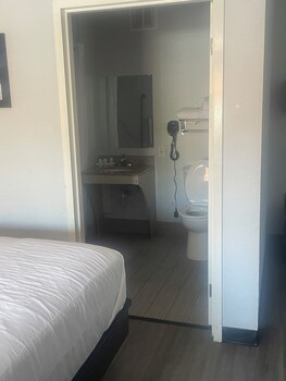 Room, 2 Queen Beds, Accessible, Bathtub