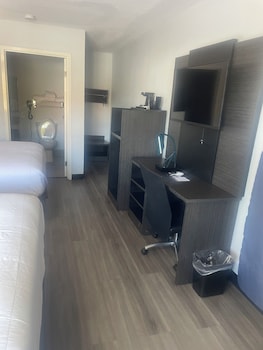 Room, 2 Queen Beds, Accessible, Bathtub
