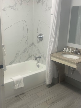 Room, 2 Queen Beds, Accessible, Bathtub