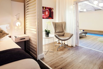 Double Room, 1 King Bed, Pool View