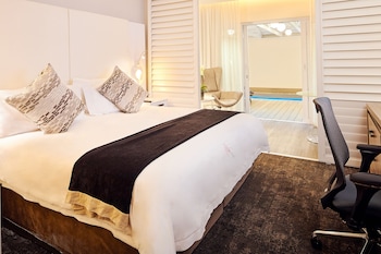 Double Room, 1 King Bed, Pool View