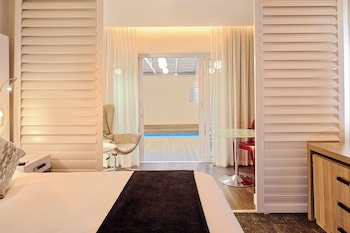 Double Room, 1 King Bed, Pool View