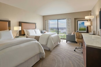 Traditional Room, 2 Queen Beds (Mobility/Hearing Access, Roll-in Shwr)