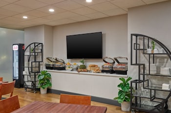 Royal Suite, 1 Bedroom (SW-M)