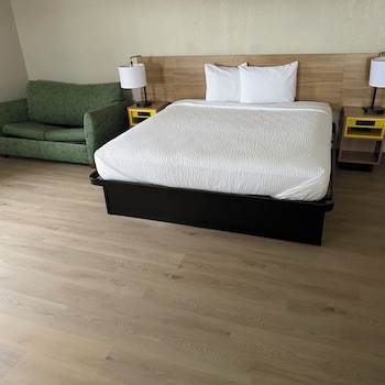 Room, Deluxe King Bed