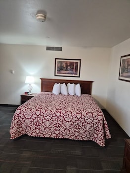 Junior Suite, 1 King Bed, Refrigerator & Microwave, Corner
