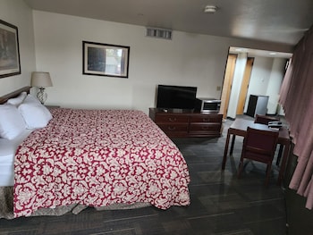 Junior Suite, 1 King Bed, Refrigerator & Microwave, Corner
