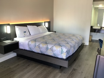 Standard Room, 1 King Bed, Smoking