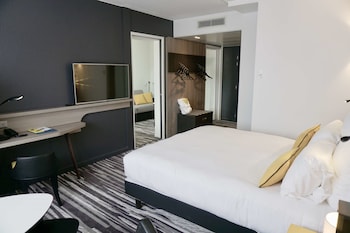 Suite, 1 Queen Bed with Sofa bed