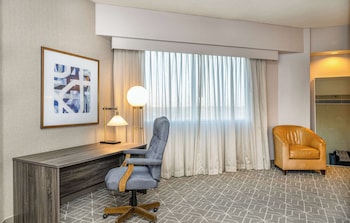 Suite, 1 King Bed (Governor Suite)