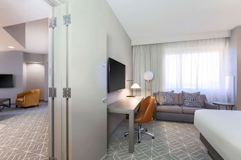 Suite, 1 King Bed (Governor Suite)