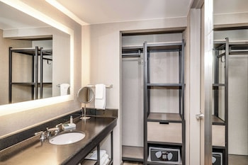 Suite, 1 King Bed (2 Room Suite)