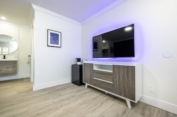 Room, 1 King Bed, Non Smoking, Refrigerator