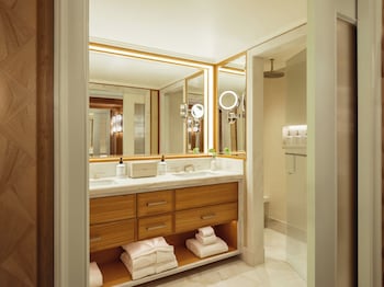 Deluxe Room, 1 King Bed (Grand )