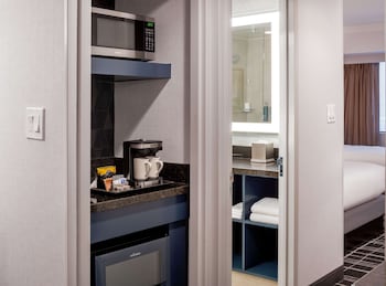 Suite, 1 King Bed, Accessible (Roll-in Shower)