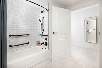 Room, 2 Queen Beds, Accessible, Bathtub