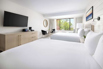 Room, 2 Queen Beds, Accessible, Bathtub
