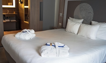 Suite, 1 Queen Bed with Sofa bed