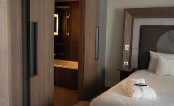 Suite, 1 Queen Bed with Sofa bed