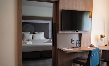 Suite, 1 Queen Bed with Sofa bed